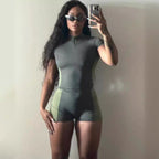 Damen Sportliches Set mit kurzem Oberteil und enganliegenden Shorts R&B