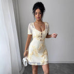 Damen nan figurbetontes Tüll-Minikleid mit dreidimensionaler Blütenstickerei, vorderem Schlitz und kurzen transparenten Ärmeln R&B