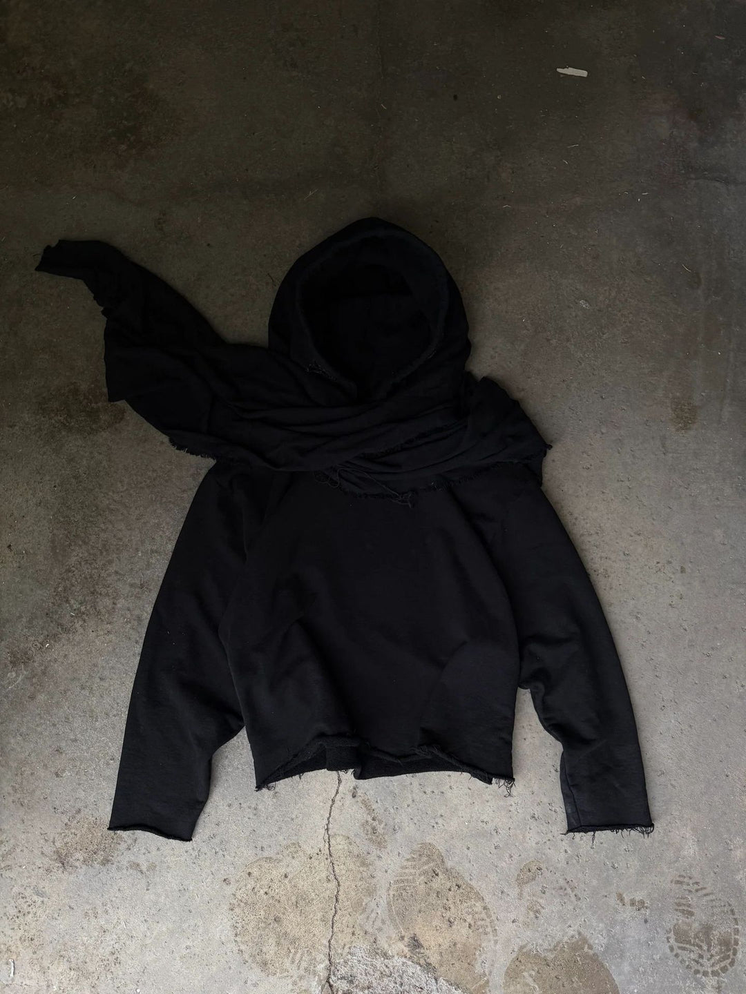 Unisex nan Kapuzenpullover im Gebrauchsspurenstil mit angeschlossenem Schlauchschal und ausgefransten Öffnungen R&B