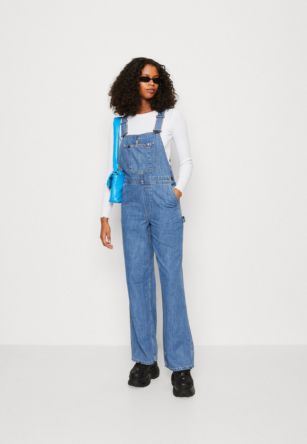Damen Denim-Latzhose mit weitem Bein und verstellbaren Trägern R&B
