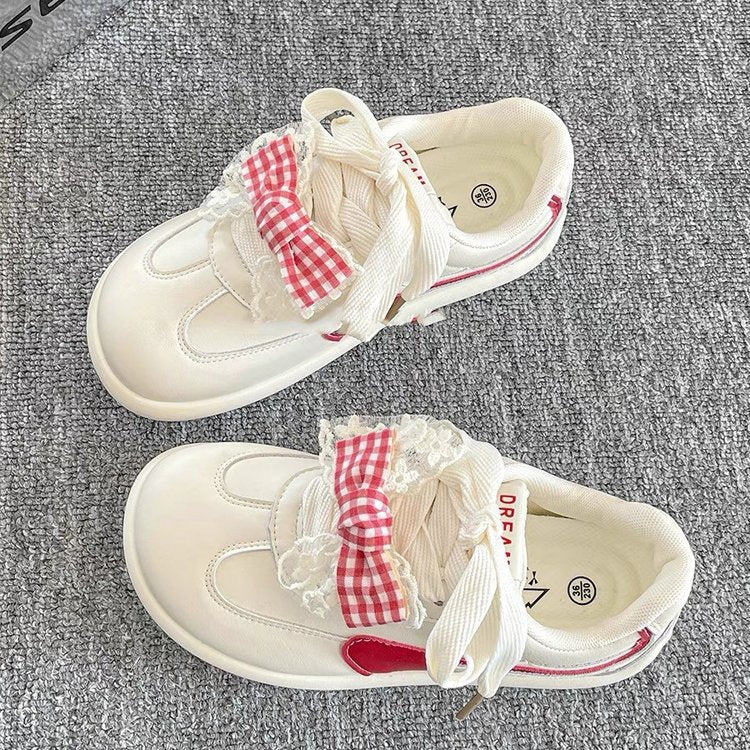 Damen Sneakers mit verspieltem Rüschendetail und buntem Karostoffband R&B