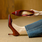 Damen elegante Lackpumps mit auffälliger Schmuckapplikation