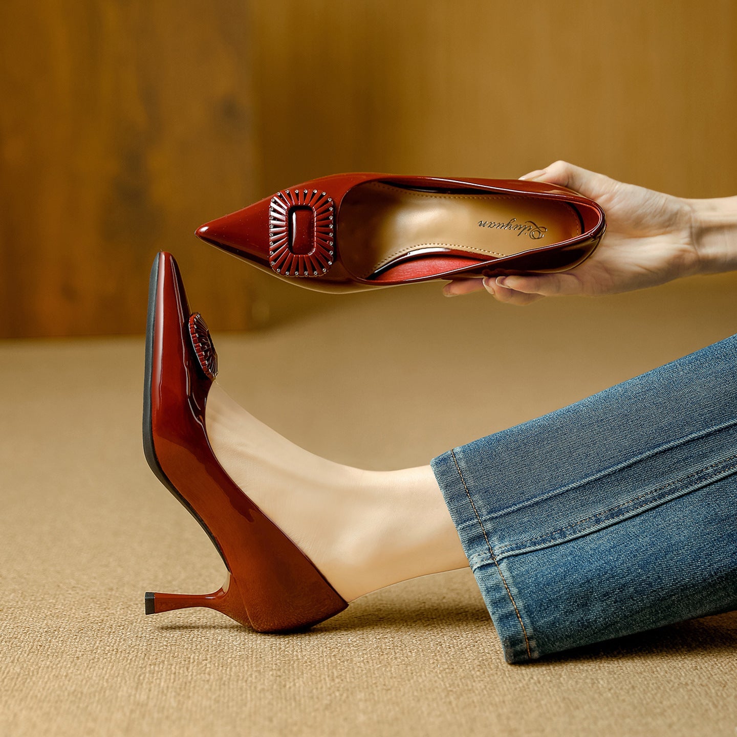 Damen elegante Lackpumps mit auffälliger Schmuckapplikation
