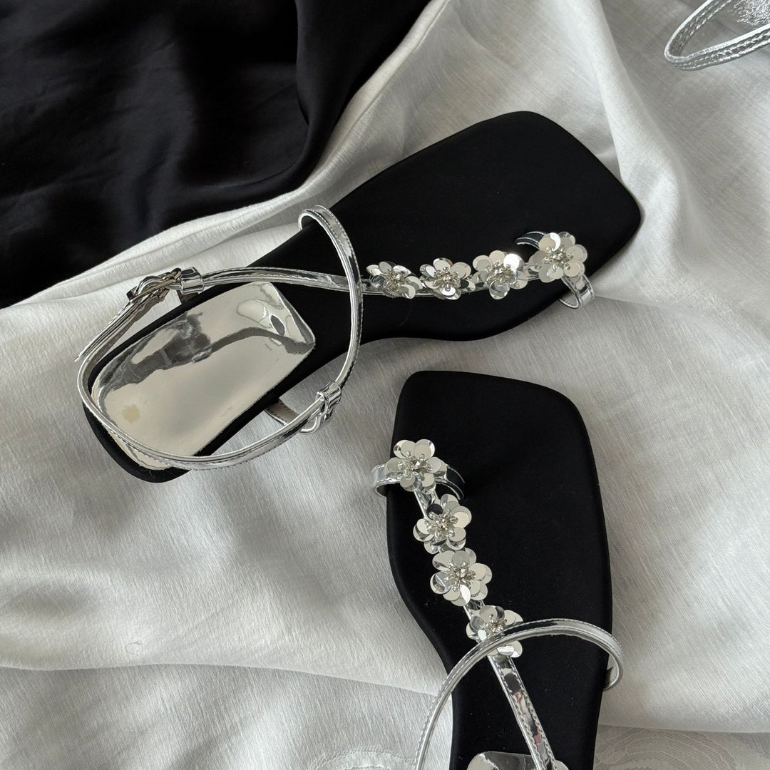 Damen Flache Sandalen mit funkelndem Blumendekor und eleganter Riemchenverbindung R&B