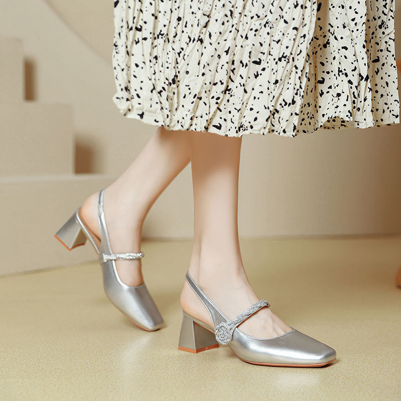Damen Slingback-Pumps mit elegantem Glanz und dekorativem Riemen
