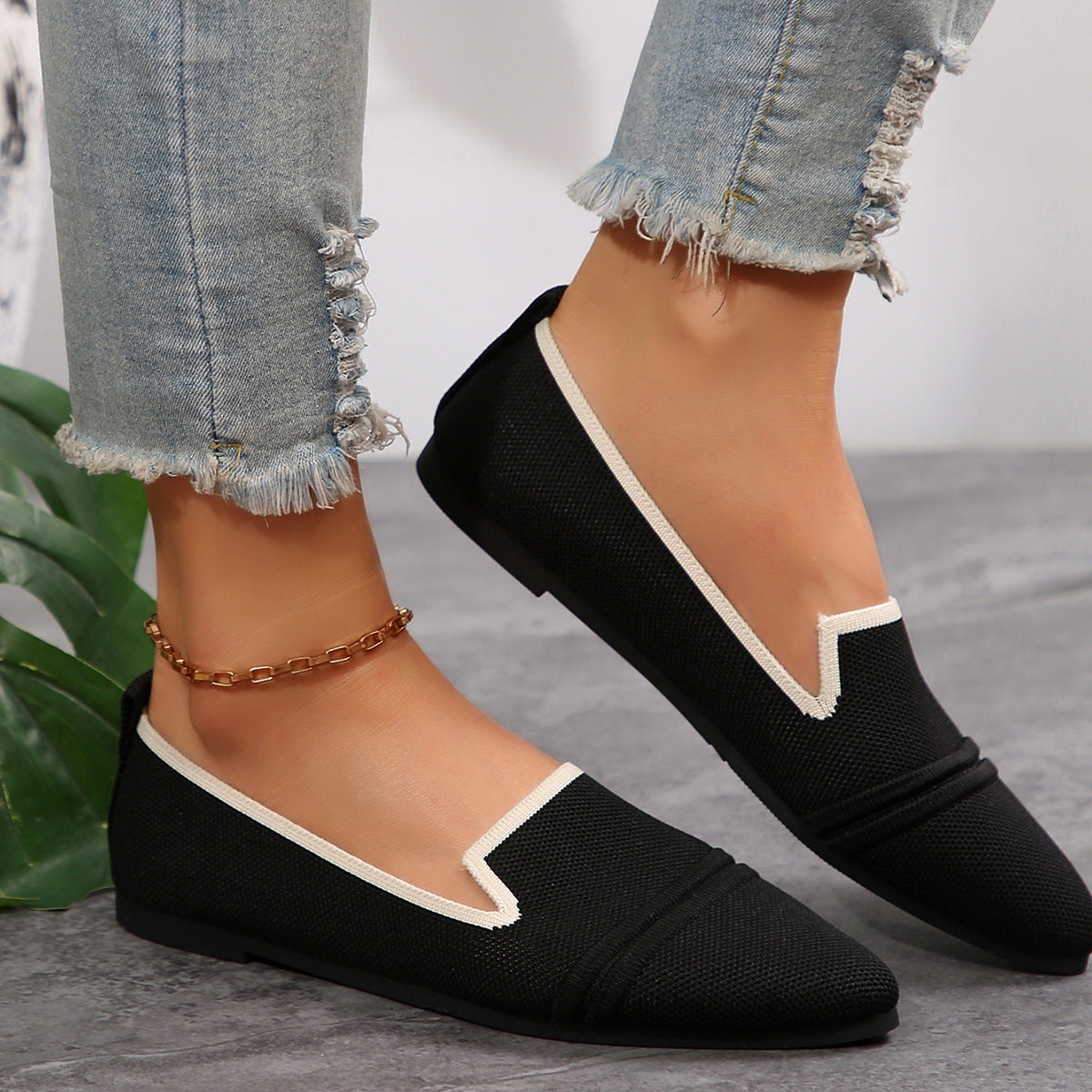 Damen Elegante Slipper mit spitzem Zehenbereich und geschmackvollem Kontrast-Riemen R&B