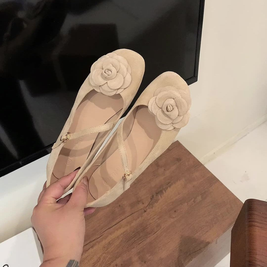 Damen Ballerina-Schuhe mit dekorativem Blumenakzent und elegantem Riemen