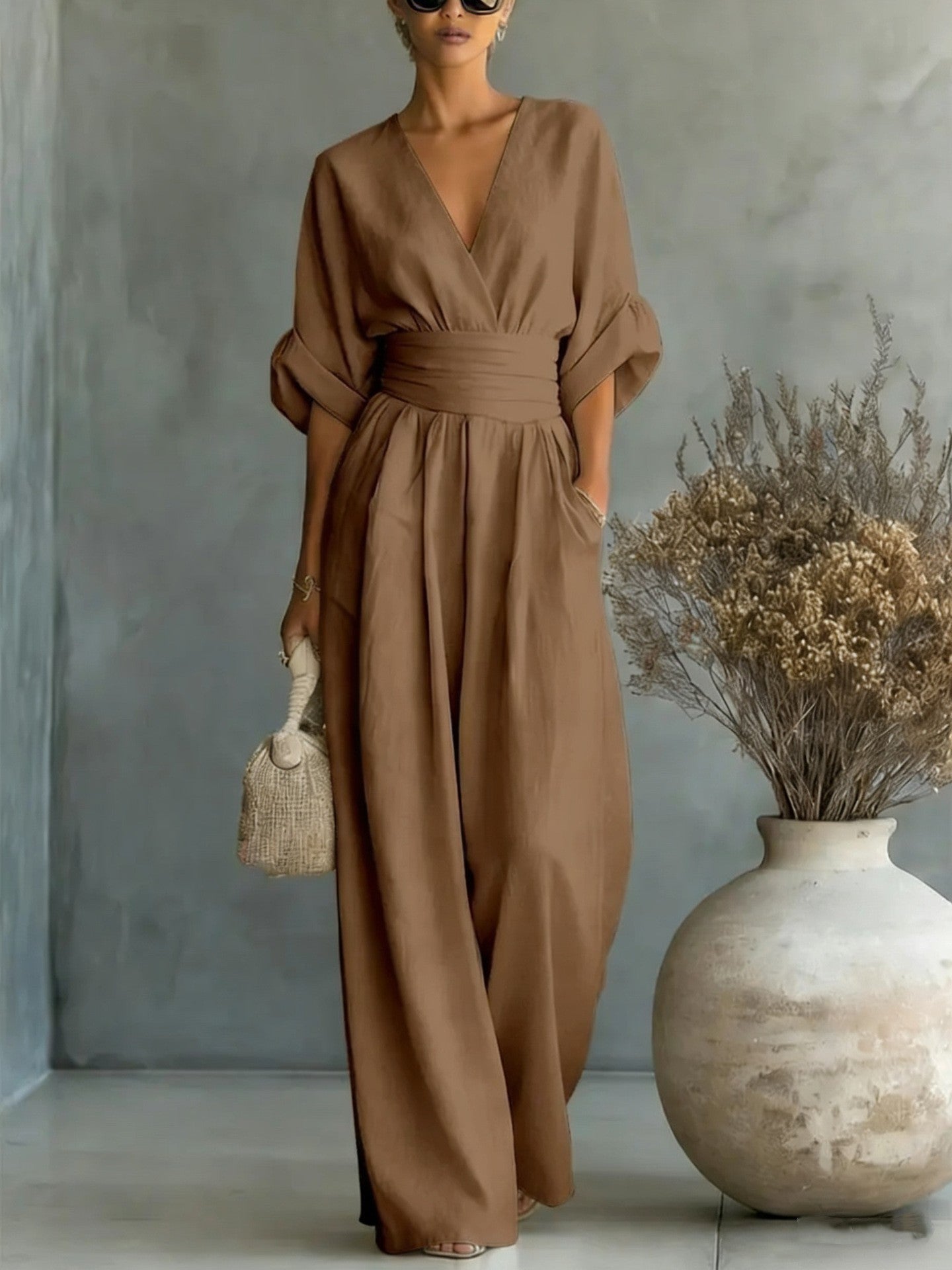 R&B | Eleganter Ärmelloser Jumpsuit mit Tiefem V-Ausschnitt, Taillenbund und Weitem Bein