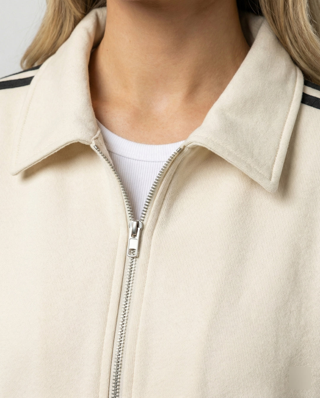 Damen sportlich-elegante weite Reißverschlussjacke mit Hemdkragen, Eingrifftaschen und kontrastierenden Ärmelstreifen R&B