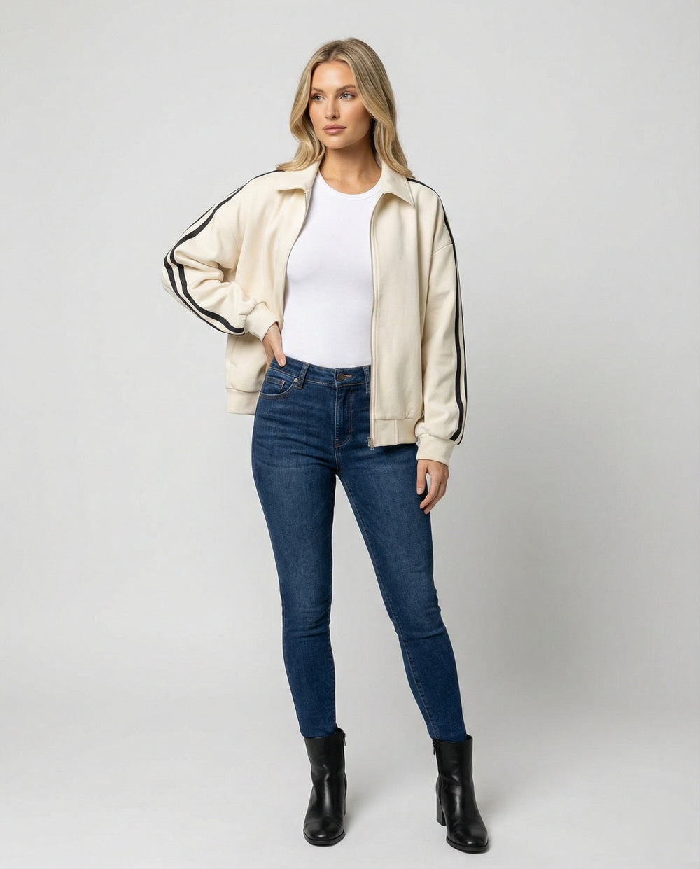 Damen sportlich-elegante weite Reißverschlussjacke mit Hemdkragen, Eingrifftaschen und kontrastierenden Ärmelstreifen R&B