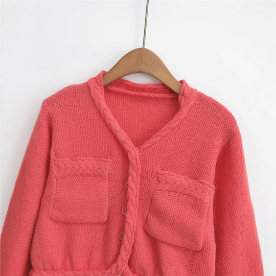 Damen Kurzstrickjacke mit geflochtenen Details und praktischen Taschen R&B