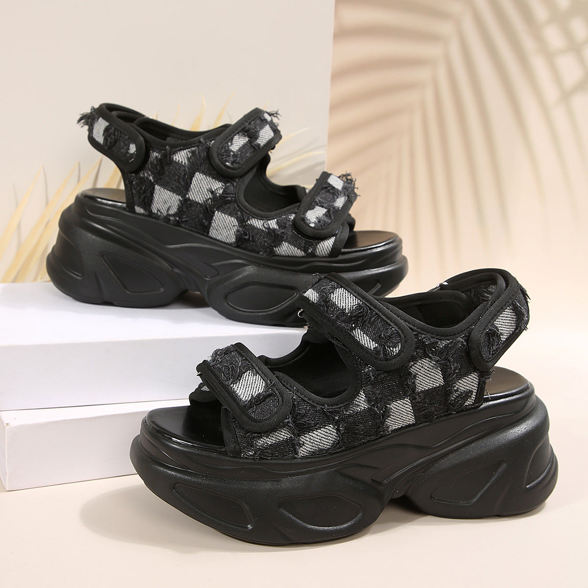Damen Glamouröse Plateau-Sandalen mit verstellbaren Riemen und funkelnden Applikationen