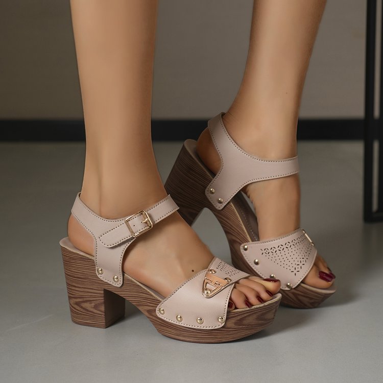 Damen Elegante Plateau-Sandaletten mit geschwungenem Riemendesign und modischen Nieten R&B