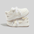 Damen Sportliche Sneakers mit verspielten Rüschen und trendigem Schnürsystem