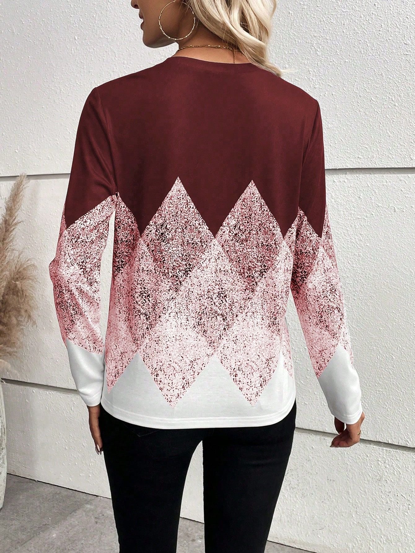 Damen modisches Langarmshirt mit grafischem Muster R&B