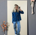 Damen modische Jeansjacke mit dekorativen Knopfdetails und zwei aufgesetzten Taschen R&B