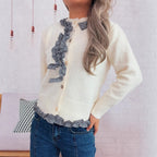 Damen Strickjacke mit romantischem Rüschenabschluss und detailverliR&Btem Knopfdurchzug R&B