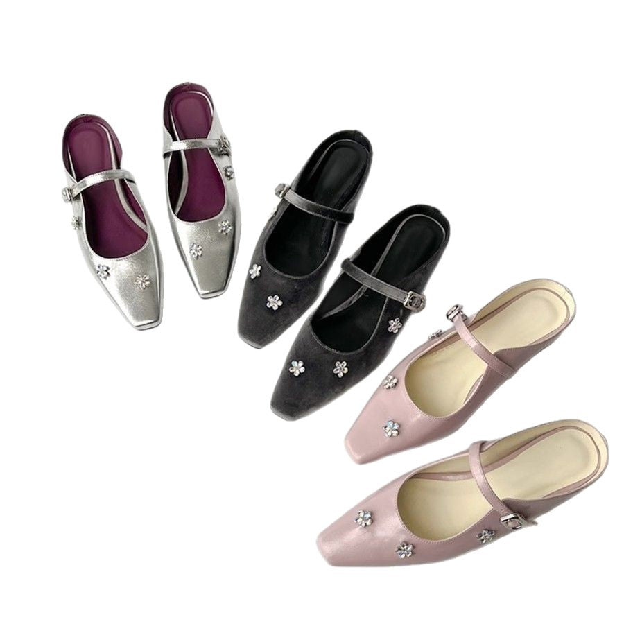 Damen Slingback-Pumps mit glänzendem Obermaterial und floralen Strassakzenten