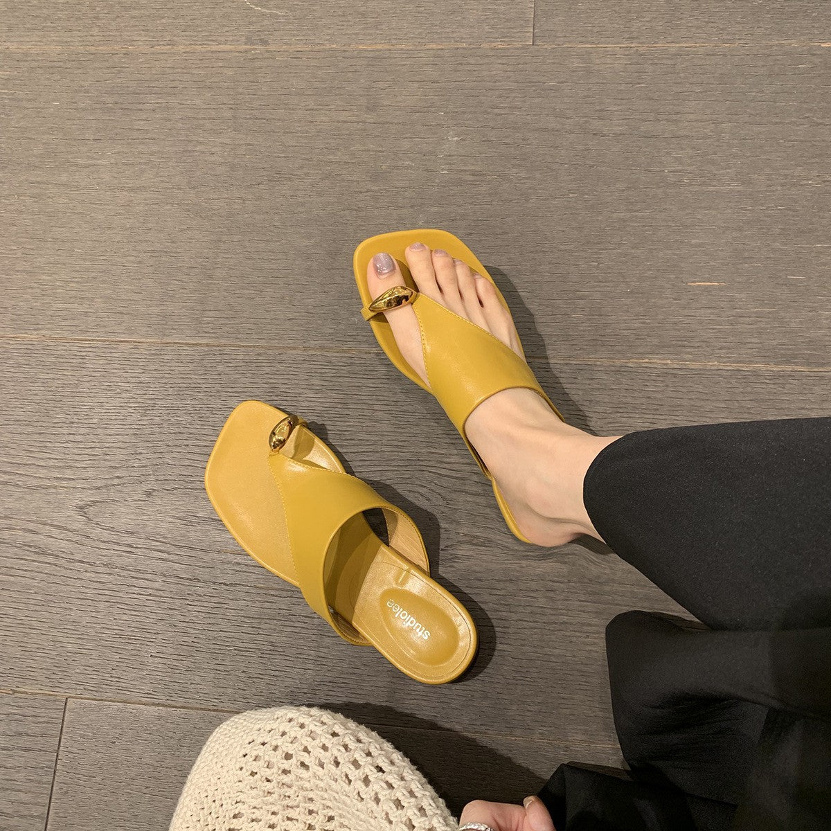 Damen Elegante Zehentrenner mit goldener Akzentbeschleunigung