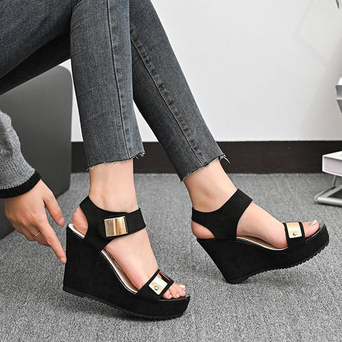 Damen nan Keilabsatz-Sandalette mit Plateau und metallischen Details R&B