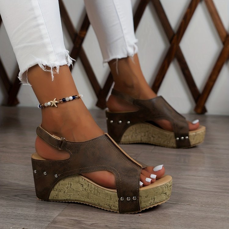 Damen Plateau-Sandalen mit eleganter Schnittführung und modischen Nieten R&B