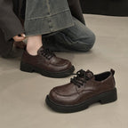 Damen modische Sneakers mit platzierten Nahtdetails und bequemer Sohle