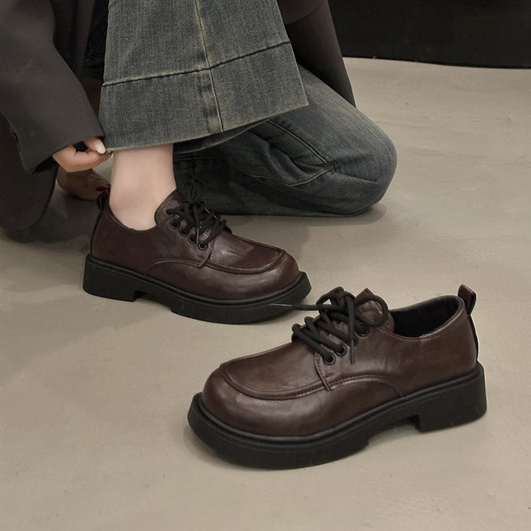 Damen modische Sneakers mit platzierten Nahtdetails und bequemer Sohle