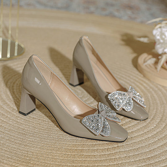 Damen Elegante Pumps mit glanzvollem Riemen und funkelndem Schleifenakzent R&B