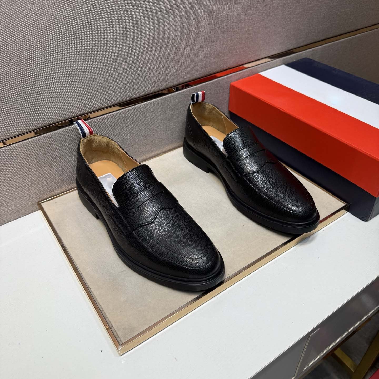 Damen Elegante Mokassins mit modischem Zierdetail aus hochwertigem Leder R&B