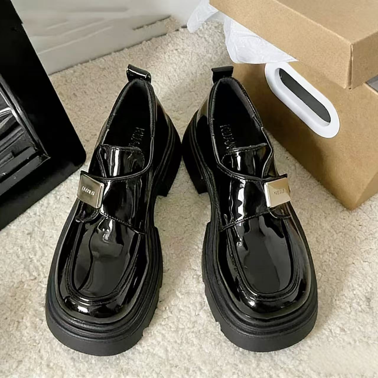 Damen Modische Schnürung Slipper mit glänzender Oberfläche und robustem Profil