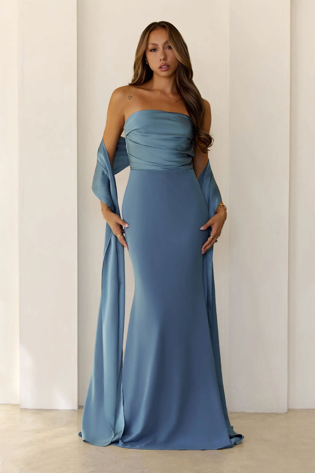 Damen Elegantes Abendkleid mit schulterfreiem Design und fließendem Stoff R&B