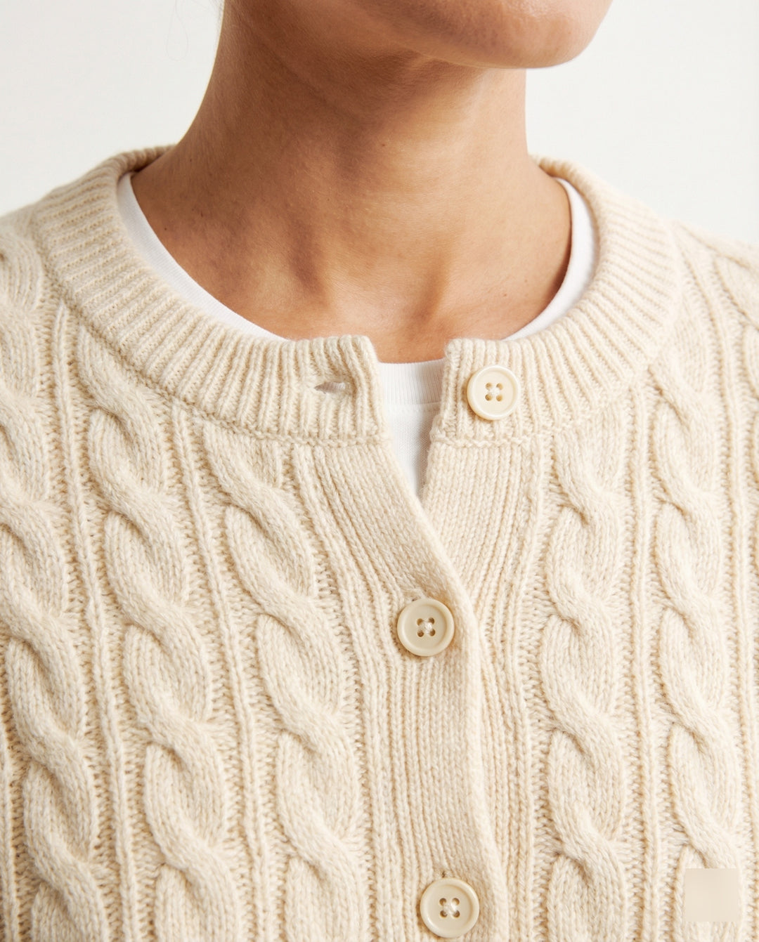 Damen klassische Zopfmuster-Strickjacke mit Rundhalsausschnitt und durchgehender Knopfleiste R&B