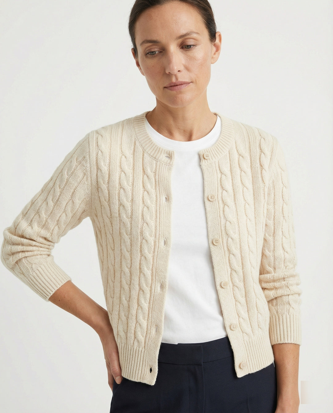 Damen klassische Zopfmuster-Strickjacke mit Rundhalsausschnitt und durchgehender Knopfleiste R&B