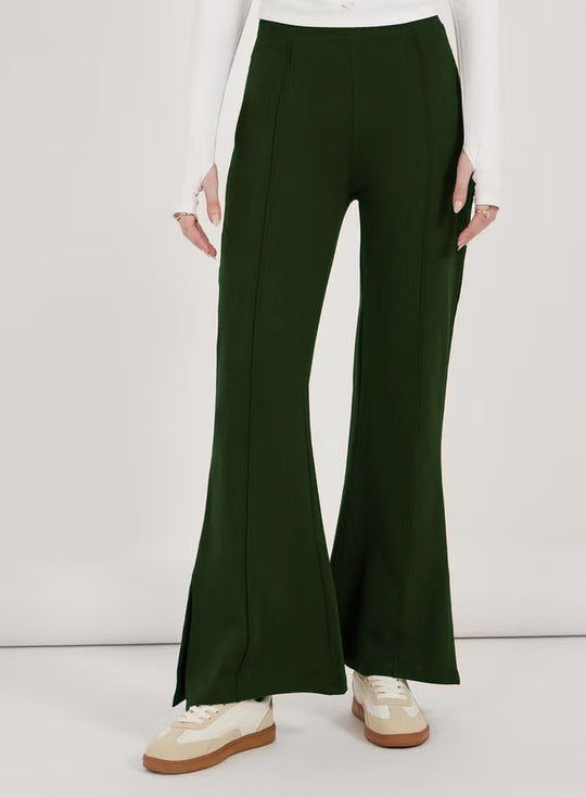 Damen weite Flared-Hose aus strukturiertem Material mit seitlichen Schlitzen R&B