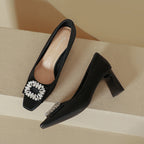 Damen modische Pumps mit funkelndem Schmuckdetail