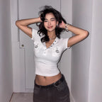 Damen Kurzarm Shirt mit dekorativem V-Ausschnitt und praktischem Taschen-Design R&B