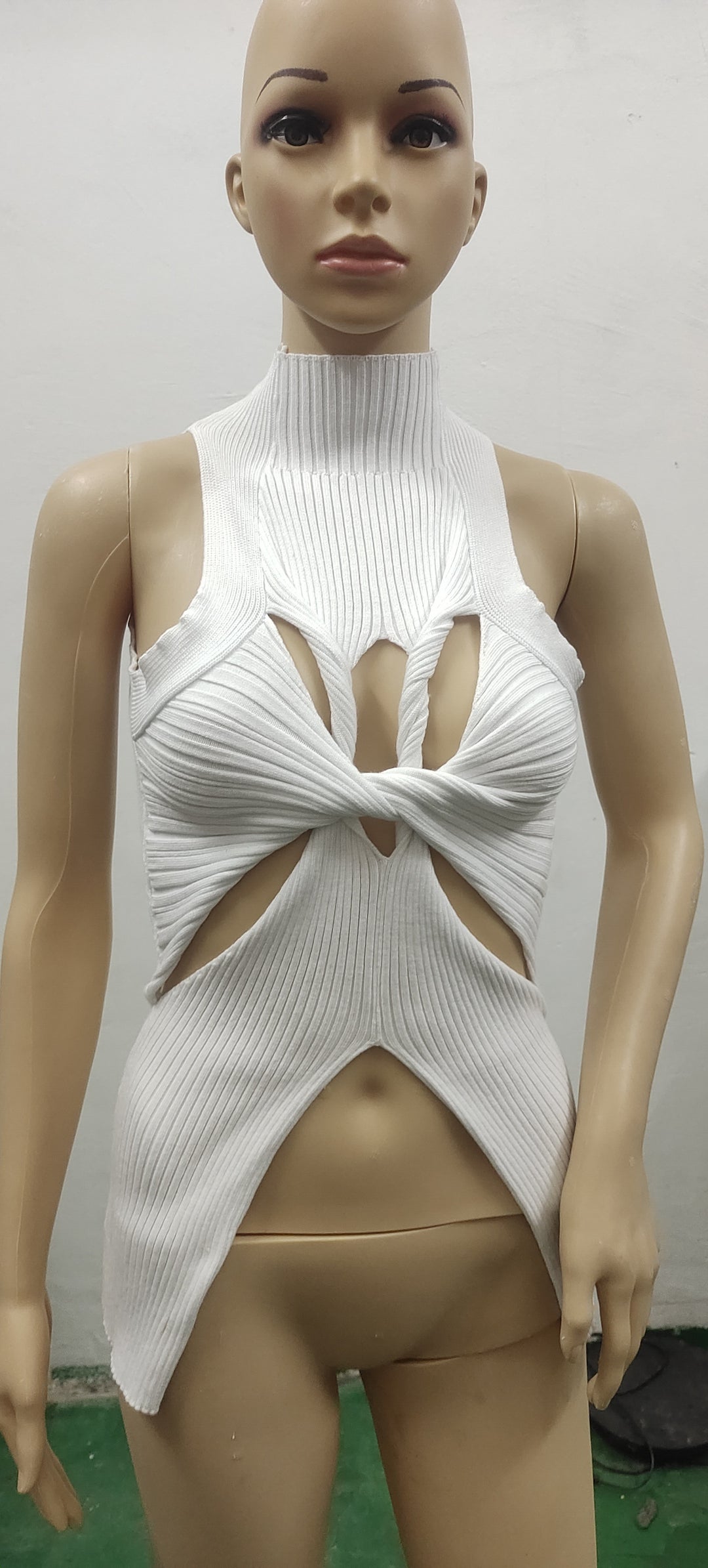 Damen figurbetontes Cut-Out Top mit hohem Kragen R&B