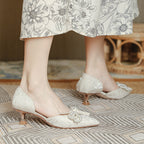 Damen elegant gestaltete Slingback-Pumps mit perlverziertem Schleifendetail