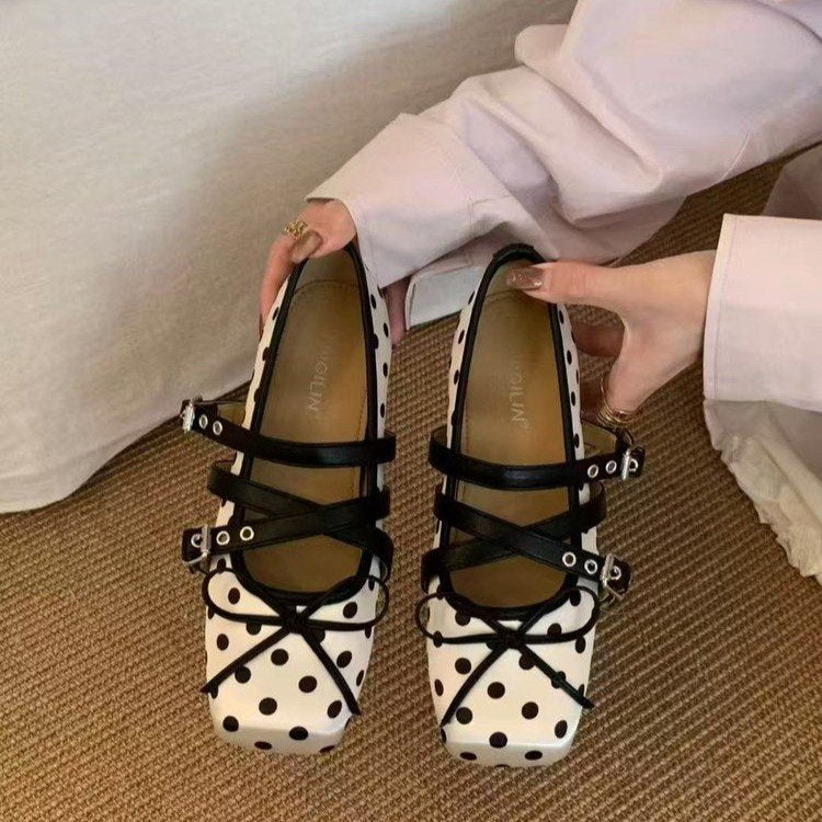 Damen Ballerina-Pumps mit modischem Riemchen und kontrastierendem Punkten-Design R&B
