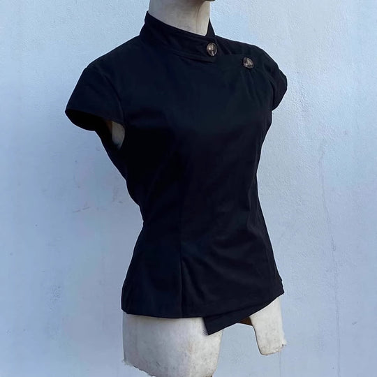Damen Modisches Kurzarmshirt mit Stehkragen und dezenten Knopfdetails R&B