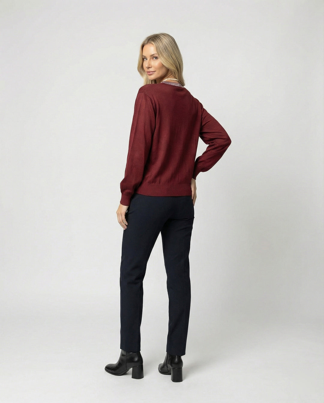 Damen Activewear fein gestrickte Rundhalsbluse mit Satinärmeln und Perlendekor sowie Zierknopfleiste R&B