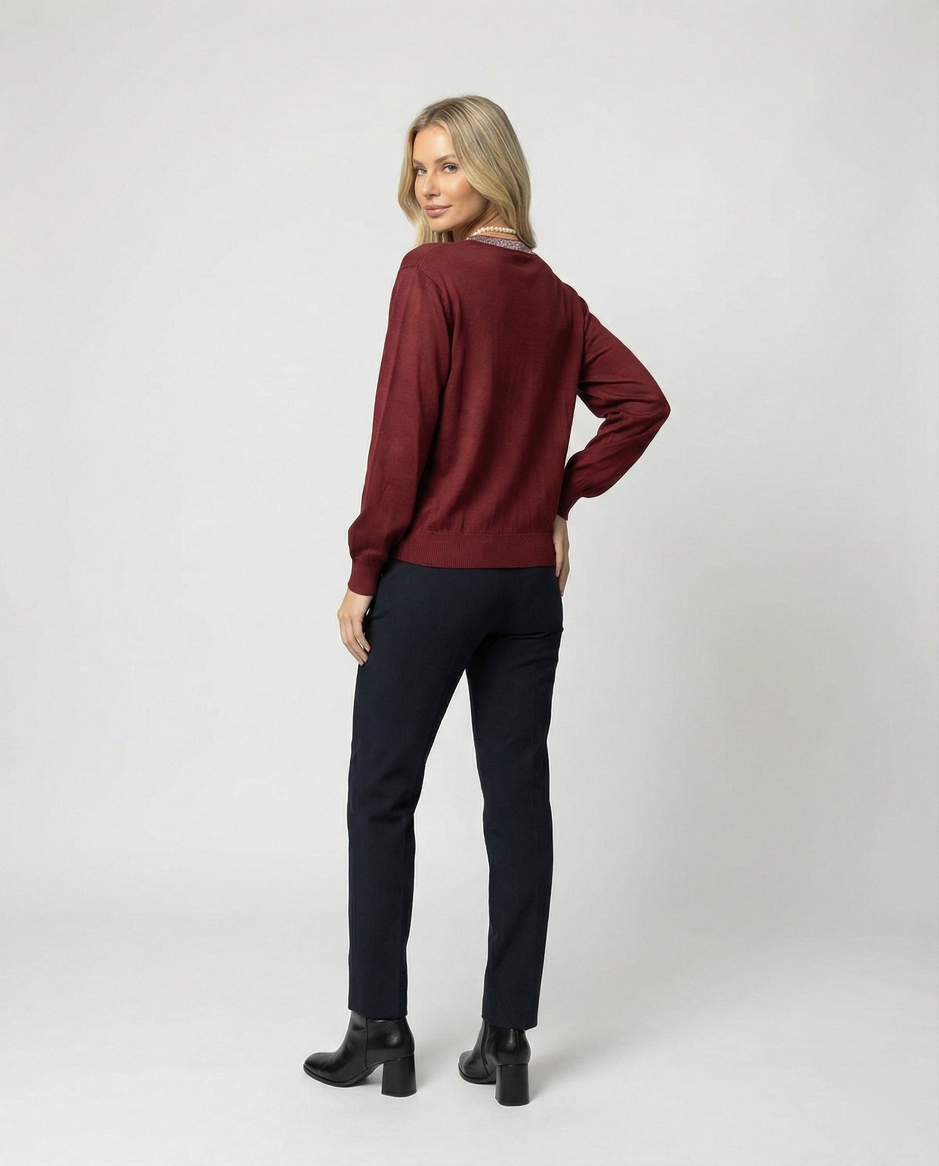 Damen Activewear fein gestrickte Rundhalsbluse mit Satinärmeln und Perlendekor sowie Zierknopfleiste R&B