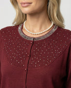 Damen Activewear fein gestrickte Rundhalsbluse mit Satinärmeln und Perlendekor sowie Zierknopfleiste R&B