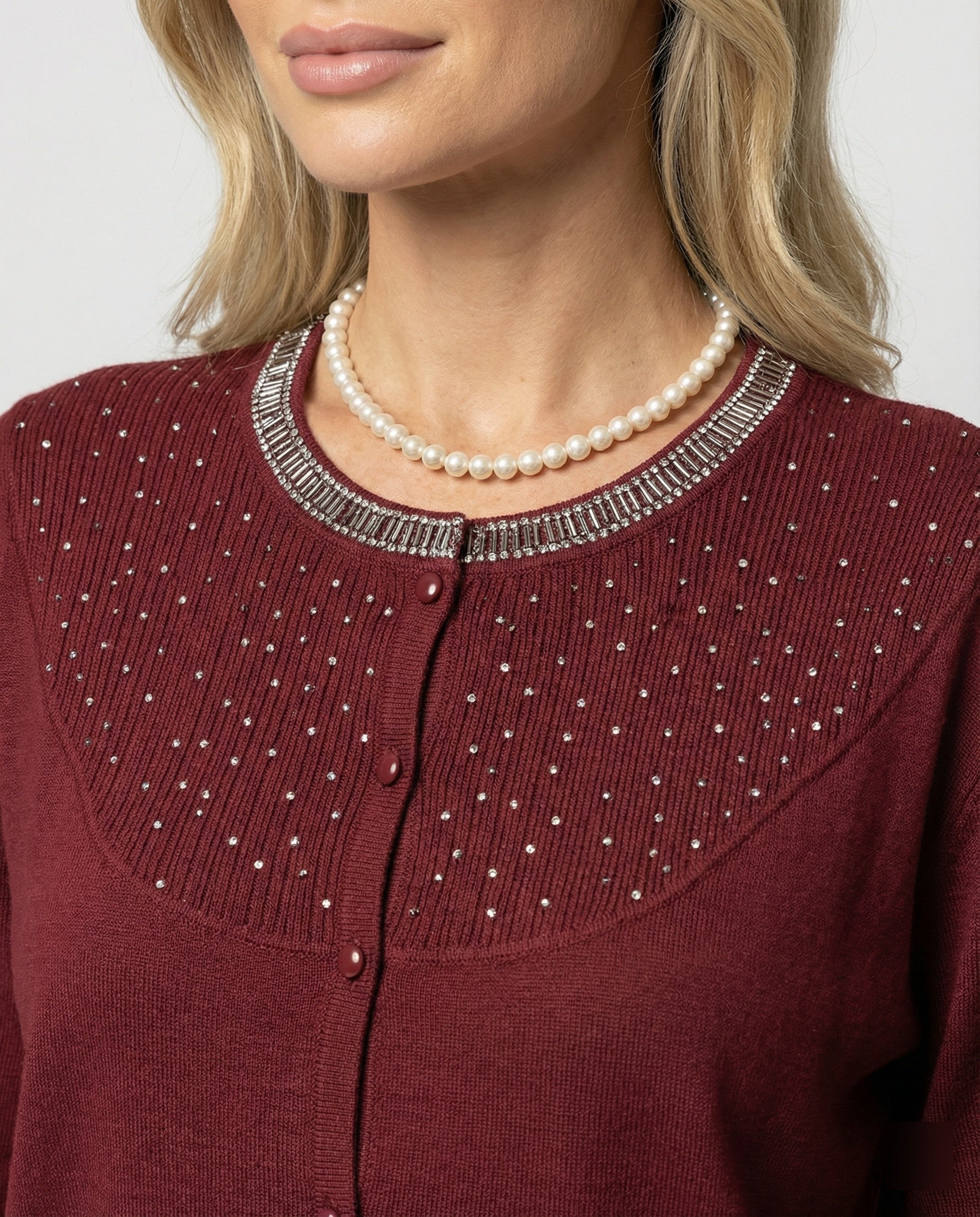 Damen Activewear fein gestrickte Rundhalsbluse mit Satinärmeln und Perlendekor sowie Zierknopfleiste R&B