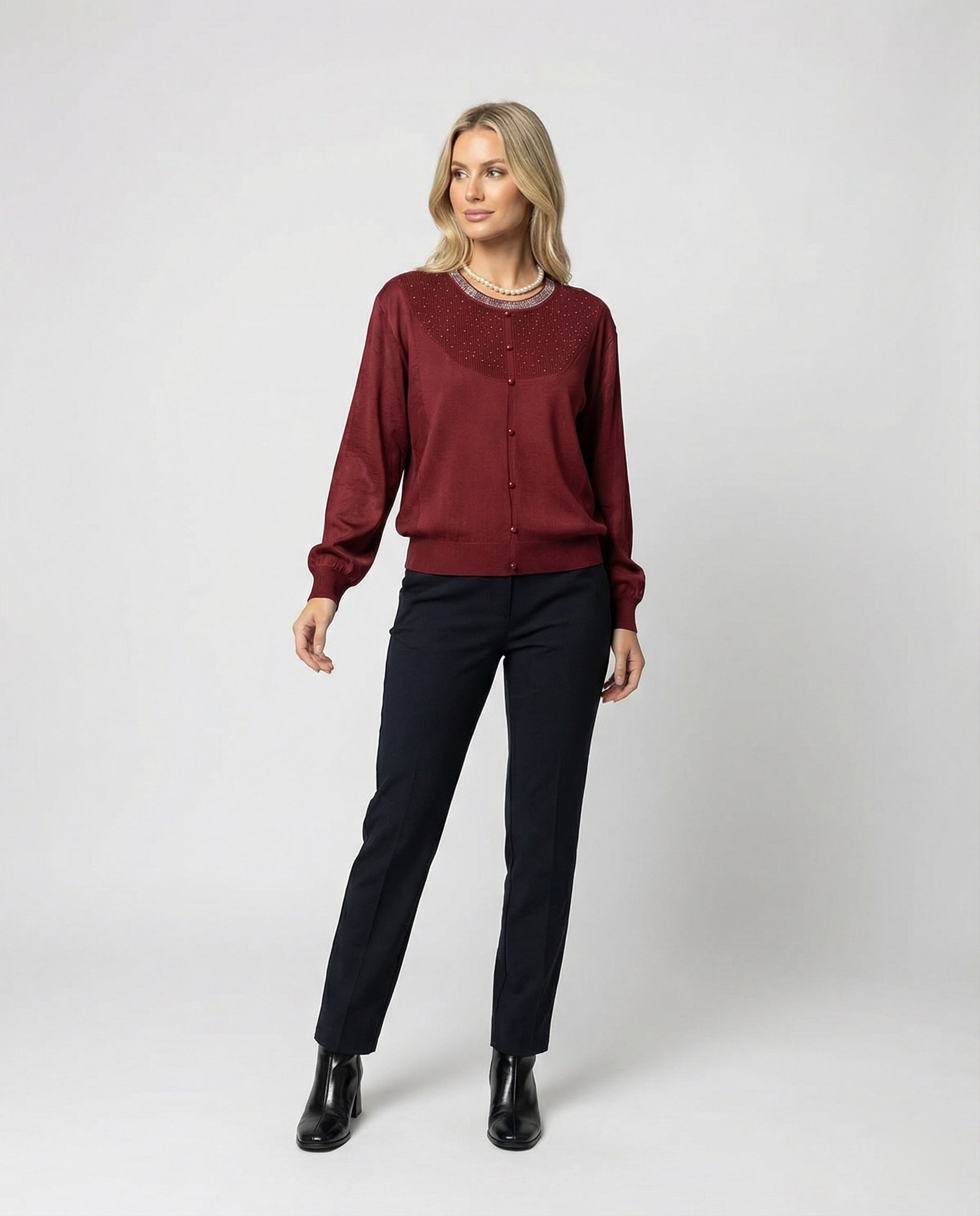Damen Activewear fein gestrickte Rundhalsbluse mit Satinärmeln und Perlendekor sowie Zierknopfleiste R&B
