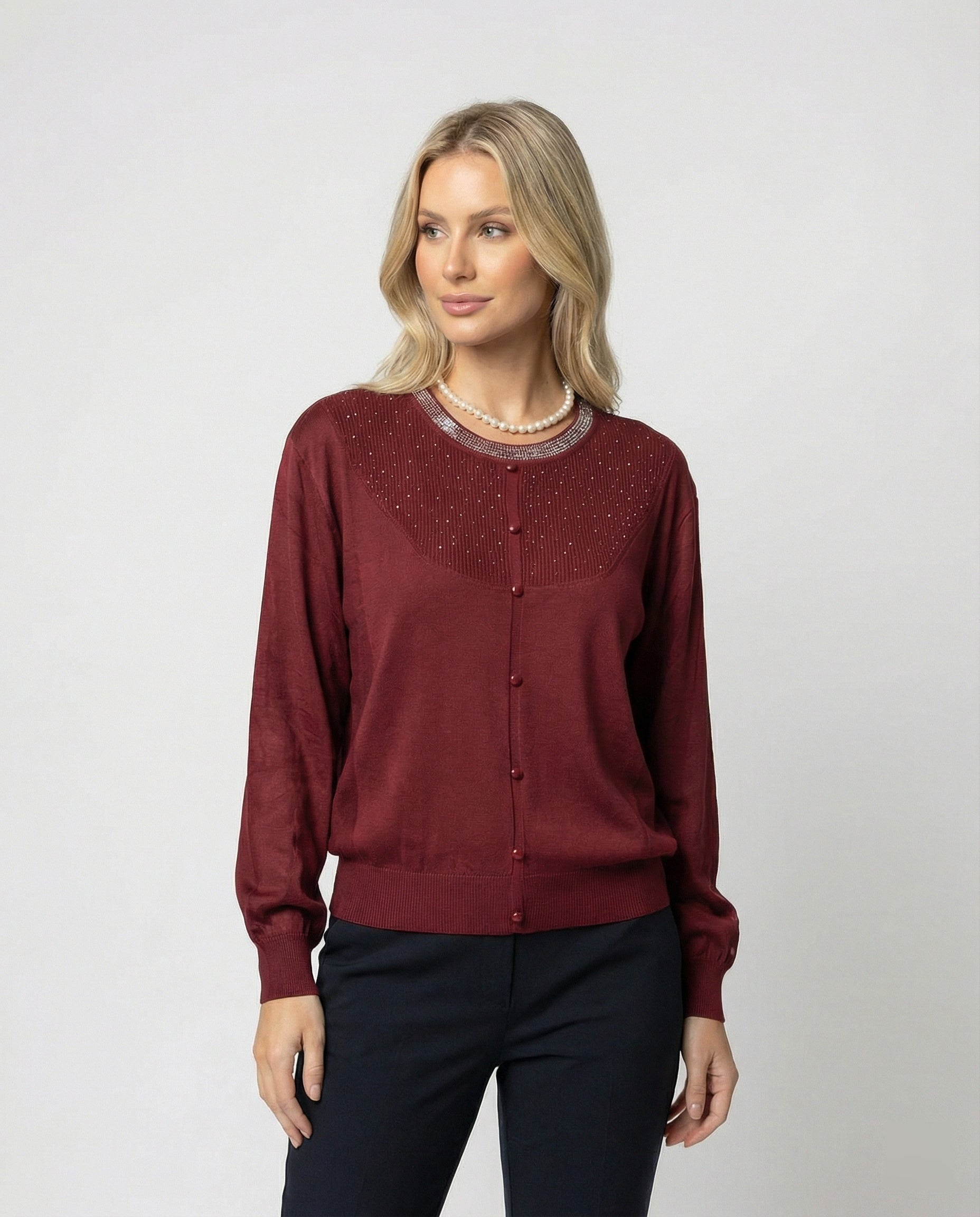 Damen Activewear fein gestrickte Rundhalsbluse mit Satinärmeln und Perlendekor sowie Zierknopfleiste R&B