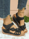Damen modische Wedge-Sandalen mit blumiger Verzierung und verstellbarem Riemen R&B