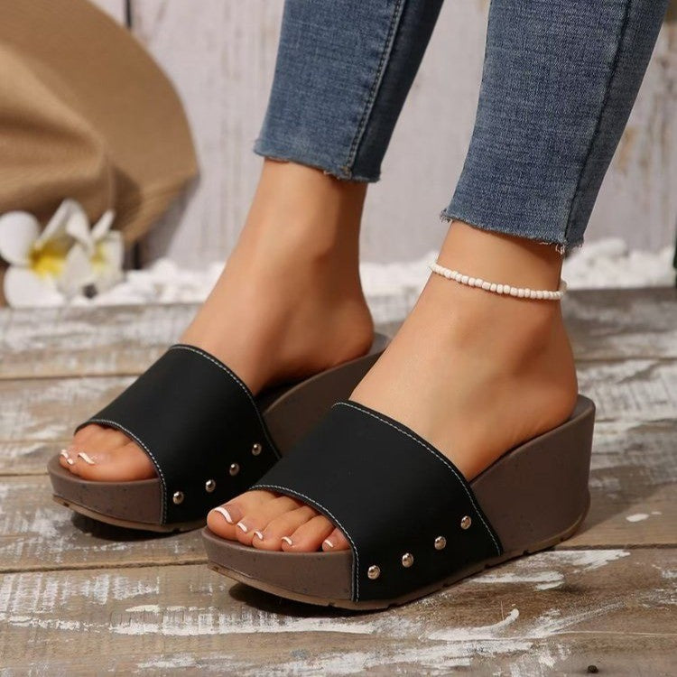 Damen Wedge-Sandalen mit eleganten Nieten und komfortablem Fußbett R&B