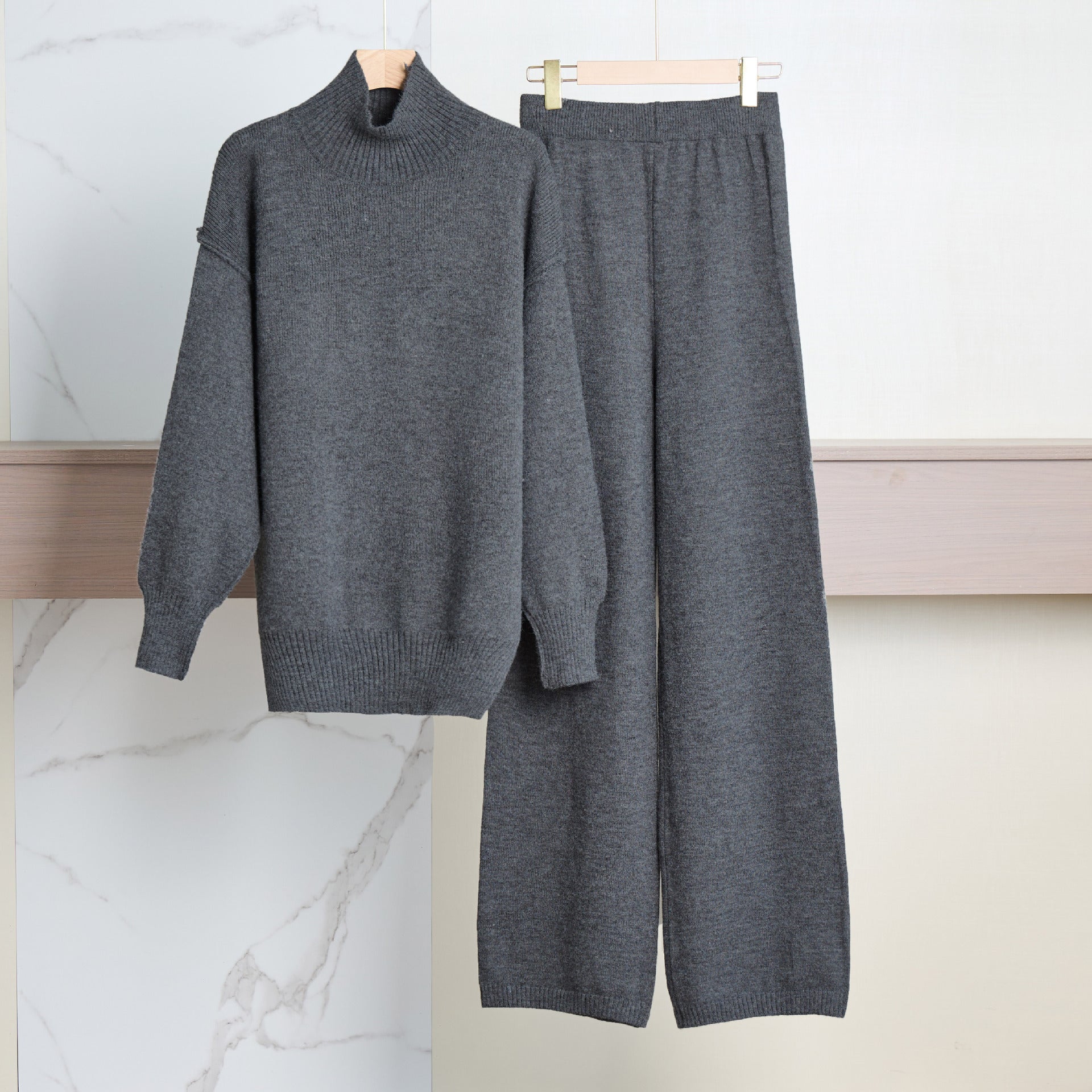 Damen Gemütliches Strickensemble mit hohem Kragen und weit geschnittenen Hosen