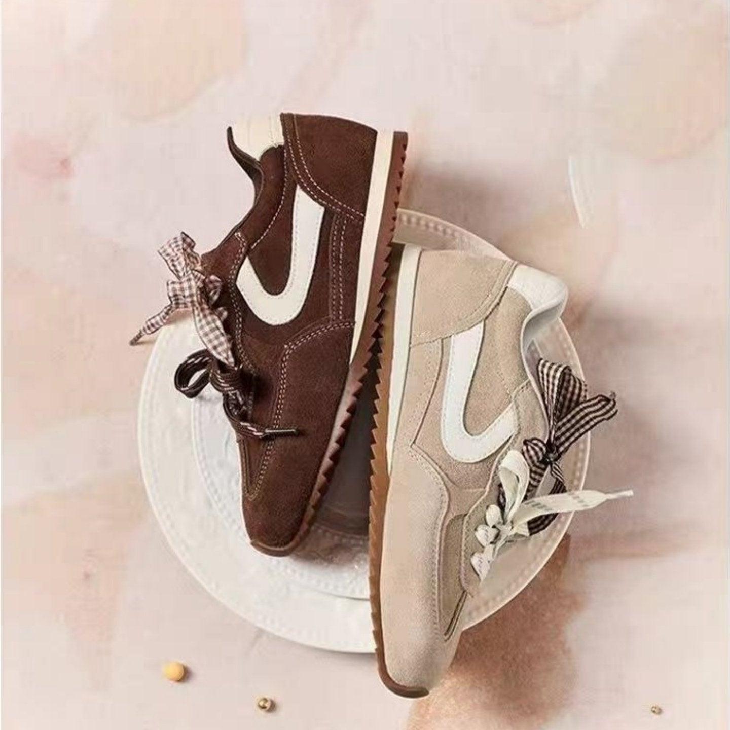 Damen Retro Sneakers mit hochwertigem Wildleder und modischem Riemen R&B